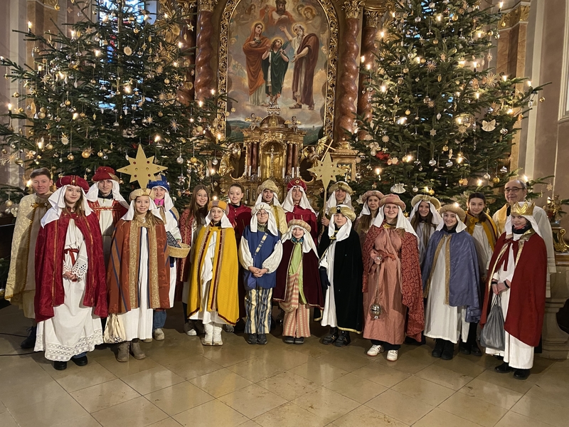 Gruppenbild Sternsinger komprimiert