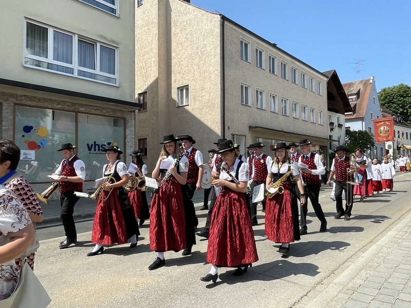 Fronleichnam Prozession Weg zur Kirche