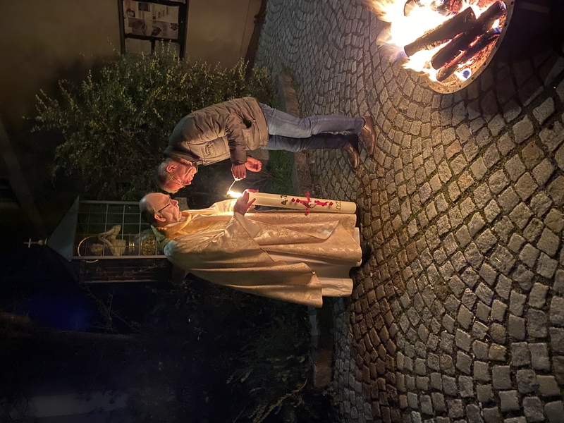 Entzündern der Osterkerze Osterfeuer 2023