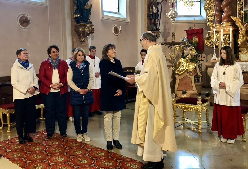 Überreichung Urkunde Maria Aurin neue Kommunionhelferinnen